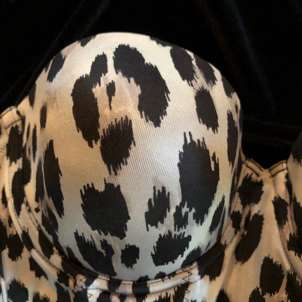 Leopard print satin smooth low back bustier.
Excellent condition, no stains. - Picture 3 of 12